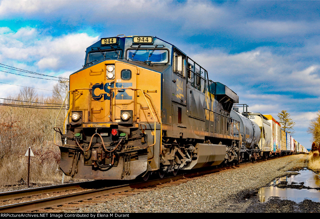 CSX 944 on M-403